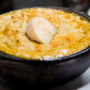 Foto de Pastel de locos o Mixto ( Librillo de cremoso con mariscos a elección con queso gratinado, acompañado de papas rústicas) 
