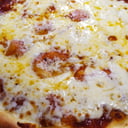 Foto de pizza muzzarella o con sabores a elección cada sabor tiene un costo de $30