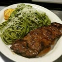 Foto de Espagueti al pesto con bisteck