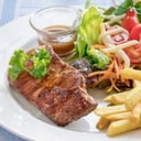 Foto de Bisteck + papas fritas + choclo + ensalada