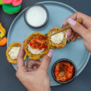 Foto de Patacones con hogao, suero y queso costeño