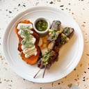 Foto de Brochette de ojo de bife, con puerros, hongos grillados y boniato caramelizado (GF*)