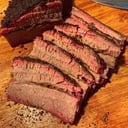 Foto de Brisket con Papas Rústicas y Ensalada Coleslaw