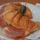 Foto de Media Luna Crudo y Queso