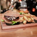 Foto de Hamburguesa vegetariana + Papas Rústicas