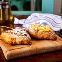 Foto de Croissant relleno crema pastelera o dulce de leche