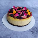 Foto de New York cheesecake con frutos rojos y flores (horneado)