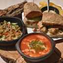 Foto de Sándwich y Crema de Tomate 