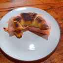 Foto de Medialuna con jamón y queso