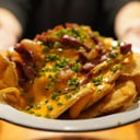 Foto de Papas Fritas con Cheddar, panceta y verdeo