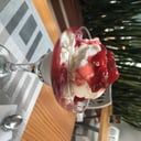 Foto de COPA DE HELADO CON FRUTOS ROJOS / CHOCOLATE Y ALMENDRAS