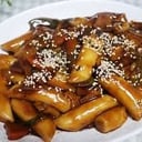 Foto de 🌱JJA JANG TTEOK BOKKI VEGANO | 짜장 떡볶이