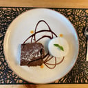 Foto de Brownie con esfera de helado de vainilla