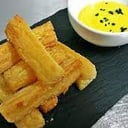 Foto de YUCAS FRITAS CON SALSA A LA HUANCAINA