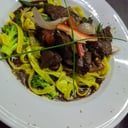 Foto de LOMO SALTADO CON FETUCCINES EN SALSA HUANCAÍNA