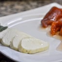 Foto de Membrillo al almíbar con queso, nueces y menta