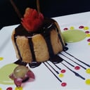 Foto de Charlotte Belle Helena con salsa de chocolate y chantilly