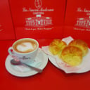 Foto de Café con leche con 3 medialunas o facturas