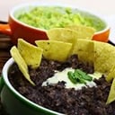 Foto de NACHOS CON FRIJOL REFRITO Y GUACAMOLE