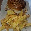 Foto de Hamburguesa casera completa con fritas