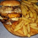 Foto de Doble hamburguesa casera completa con fritas