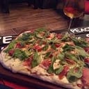 Foto de PIZZA MUZZARELA JAMON CRUDO Y RUCULA