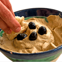 Foto de PORCIÓN DE HUMMUS DE GARBANZO ACOMPAÑADO DE PAN ARTESANAL