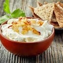 Foto de CREMA DE CEBOLLAS BORRACHAS ACOMPAÑADA DE PAN DE OREGANO Y PARMESANO RECIÉN SALIDO DEL HORNO