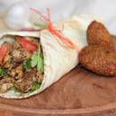Foto de Shawarma de pollo + 2 Falafel + Salsa de ajo