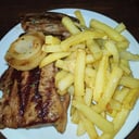 Foto de Bife con ensalada o fritas