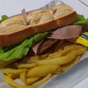 Foto de Sandwich de milanesa de carne o pollo con lechuga y tomate