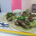 Foto de TACOS DE GUACAMOLE Y ARRACHERA