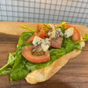 Foto de toston de rucula y queso azul