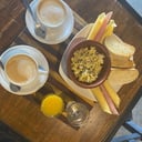 Foto de Americano (infusión mas huevo revuelto jamón y queso con tostadas)