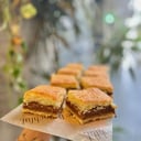 Foto de Cuadrado de coco y dulce de leche.