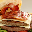 Foto de HAMBURGUESA DOBLE CON QUESO Y BACON