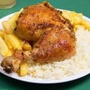 Foto de Pollo asado con acompañamiento a elección. Arroz , Tallarines , papas fritas , Pure , ensalada surtida .