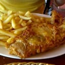 Foto de Pescado frito con acompañamiento a elección Arroz, papas fritas , Tallarines o ensalada surtida .