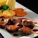 Foto de Anticuchos de lomo de alpaca y papas nativas