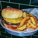 Foto de Cheese Burger (incluye papas fritas individual) 