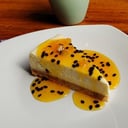 Foto de Cheesecake con Salsa de Maracuyá Piña.