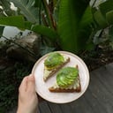 Foto de Tostada de Tofu revuelto y palta.