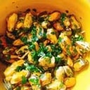 Foto de Mejillones a la provenzal sobre colchón de hojas verdes