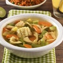 Foto de Caldo de pollo con verduras  