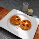 Foto de miniwaffles con mantequilla y syrup 