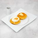 Foto de miniwaffles con mantequilla, syrup y huevo 