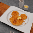 Foto de waffle infantil con mantequilla y syrup 