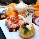 Foto de TOSTON BRIOCHE CON QUESOS FUNDIDOS Y CREMA DE HIERBAS.