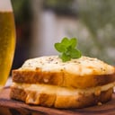 Foto de Sandwich Croque Monsieur con quesos fundidos y bechamel