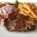 Foto de Chuleta de Cerdo, Papas Fritas y Ensalada